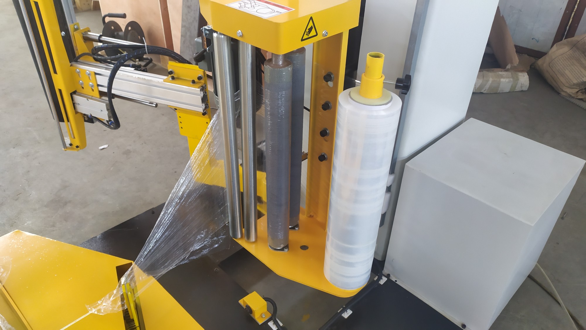 Automatic Pallet Stretch Wrapper with Auto Film Clamper & Cutter